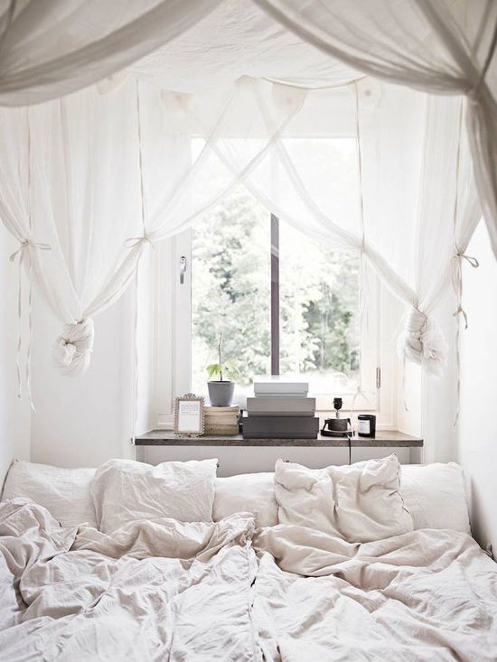 белая спальня с белой мебелью