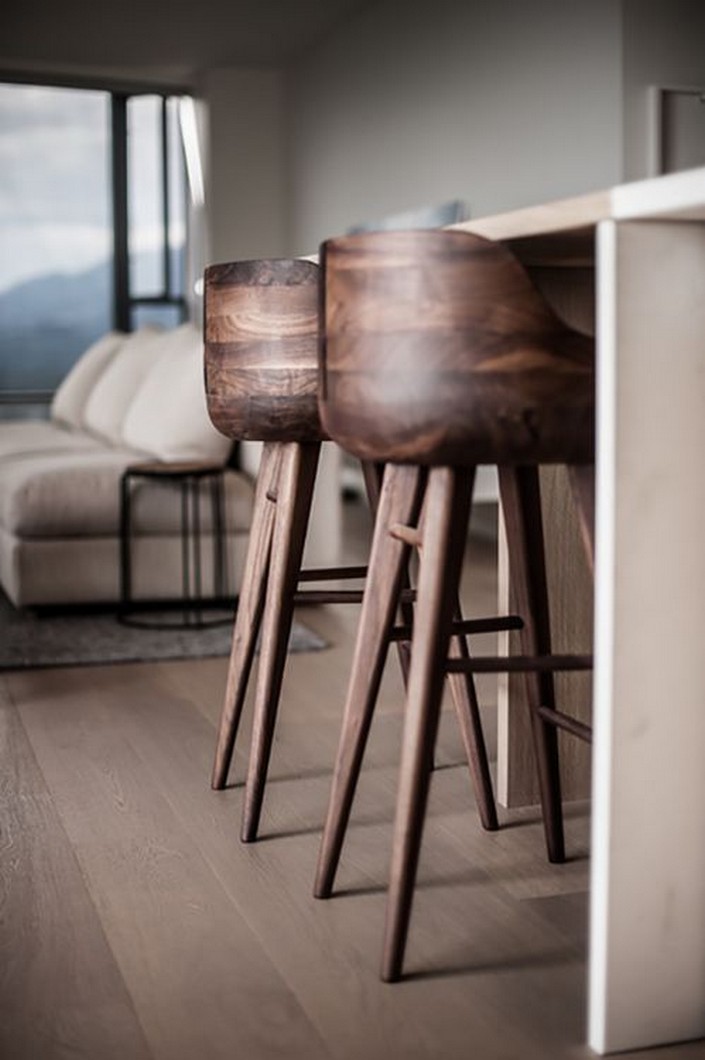 15 Ideas For Wooden Base Stools in Kitchen & Bar Decor