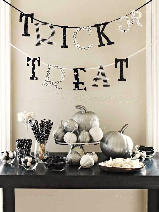 31 Ideas For Stylish Black & White Halloween Decorations