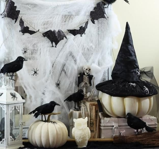 31 Ideas For Stylish Black & White Halloween Decorations
