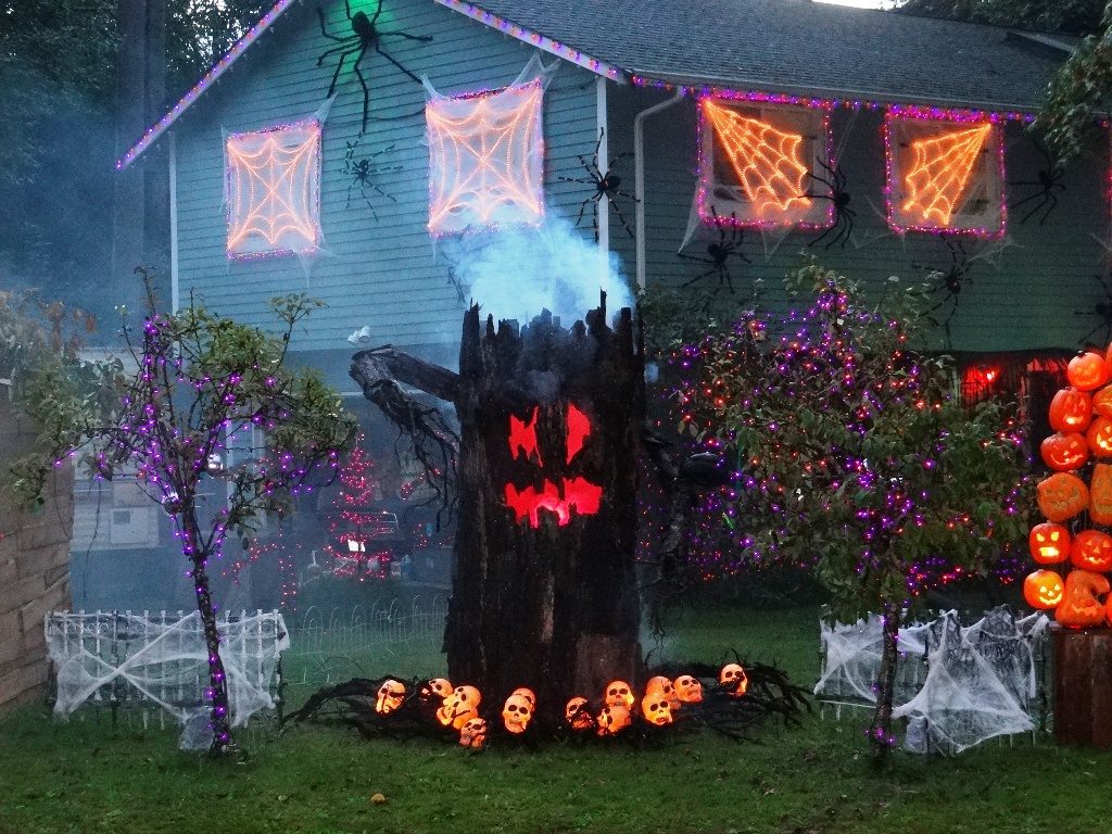 Outdoor tree Halloween Decorations