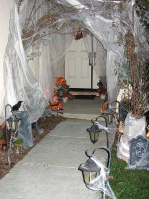 31 Ideas Halloween Decorations Door for Warm Welcome