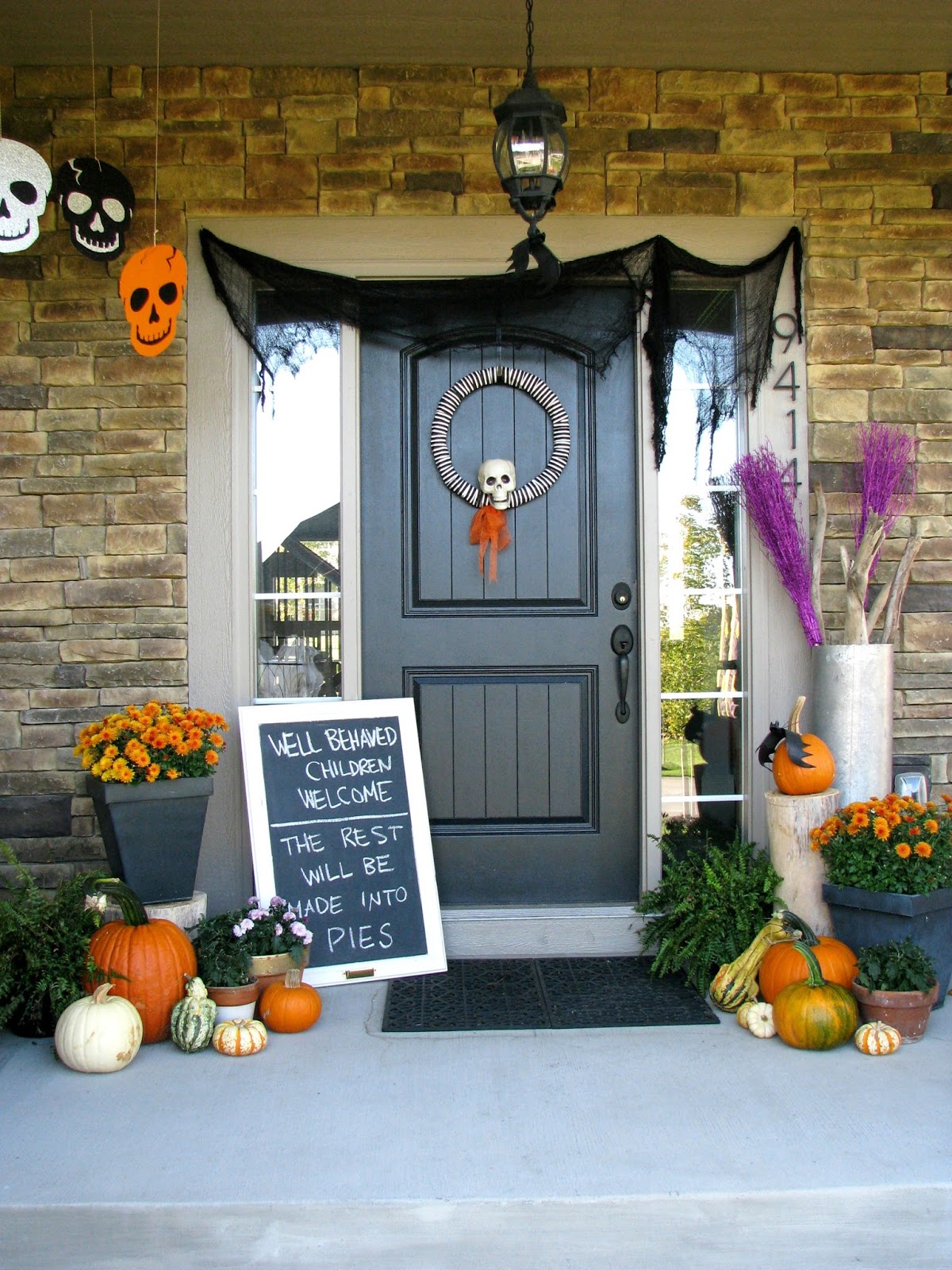 Cute Halloween Front Porch Decorations to Greet Your Guests - Love Halloween Decorations For Porch