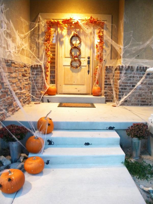 Cute Halloween Front Porch Decorations to Greet Your Guests