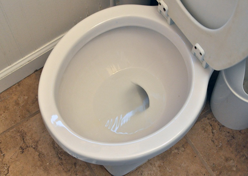 What Causes a Toilet Not to Flush Completely?