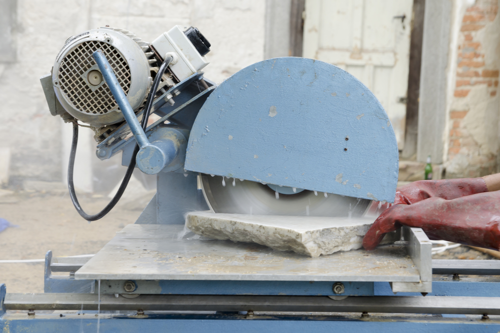 Cutting marble stone with big water cooled diamond saw