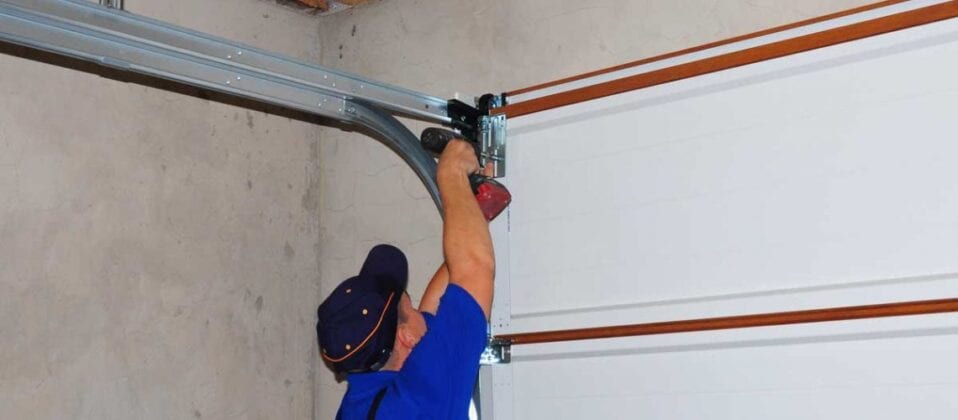 Réparation de porte de garage à Agoura Hills, Californie - Garage Door Repair2 958x420