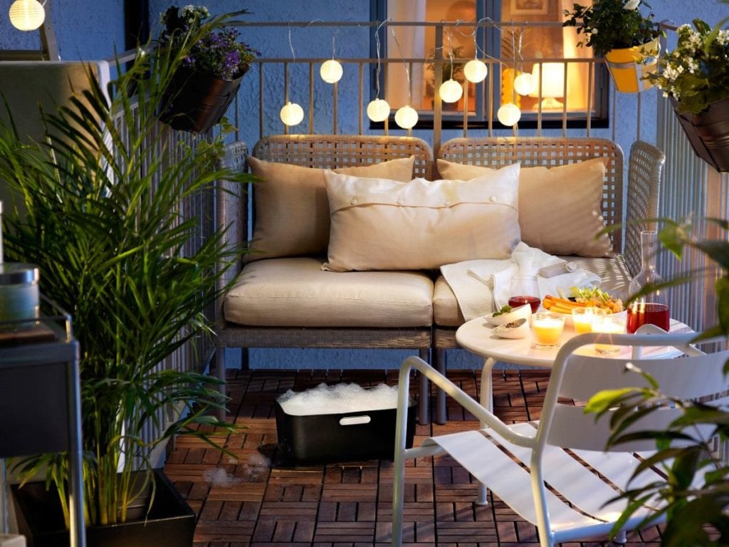 make your balcony look cozy1