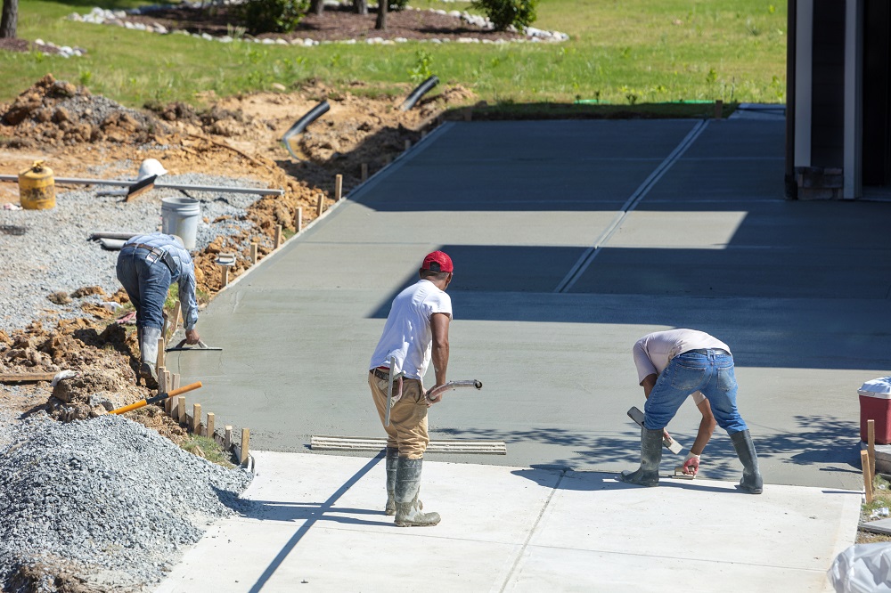 How Concrete Contractors Peoria Can Spruce Up Your Driveway