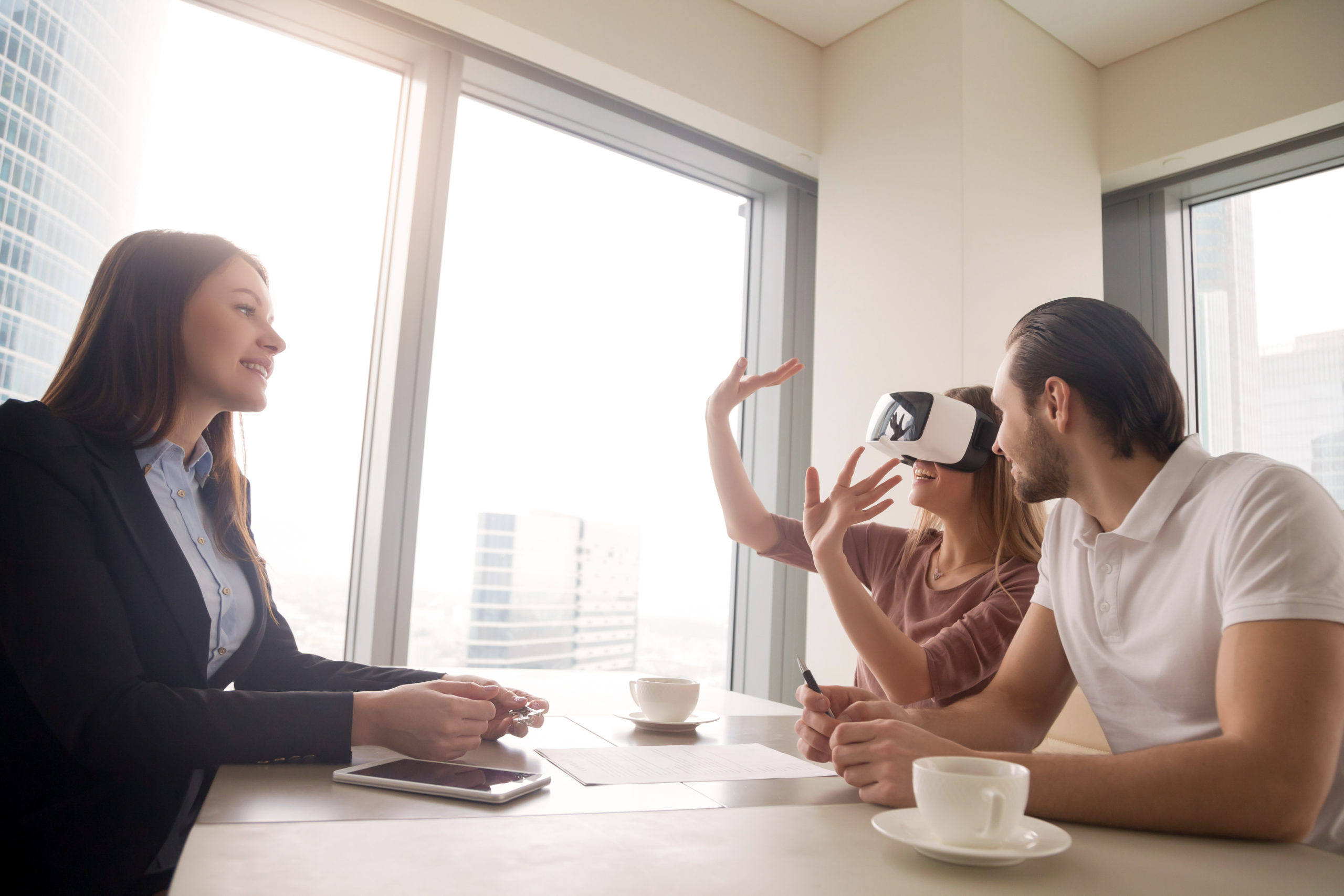 Menggunakan kacamata realitas virtual, headset VR untuk tur real estat