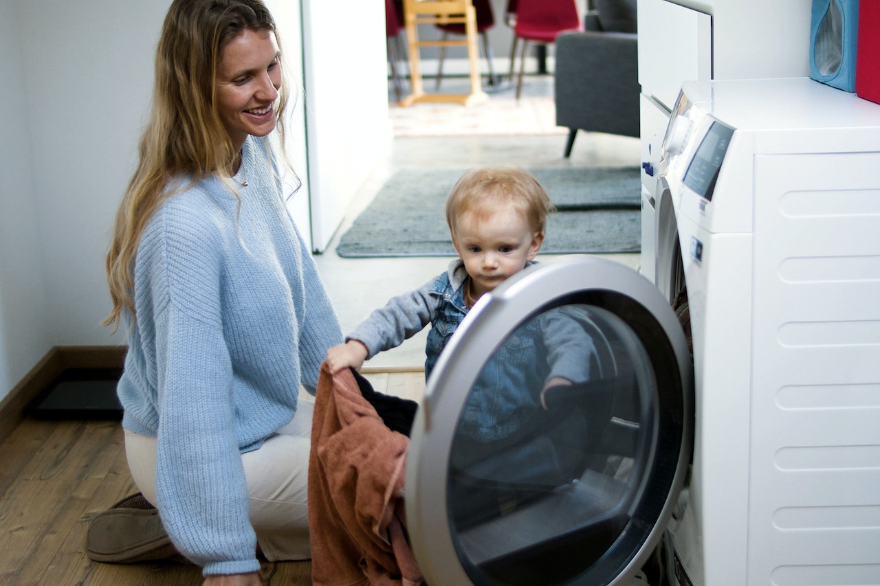 Simple Laundry Hacks for Busy Moms (1)