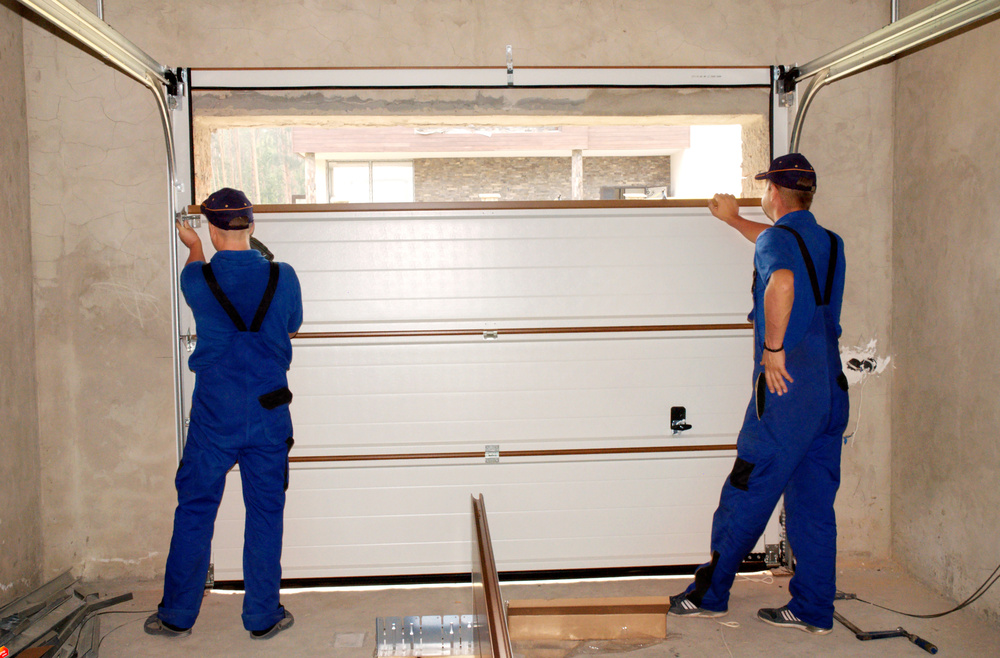 Contractors Installing, Repair, Insulating Garage Door. Garage d