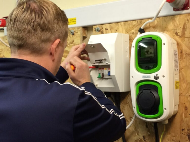 Panduan Langkah demi Langkah untuk Instalasi EV Charger - Minimalis123