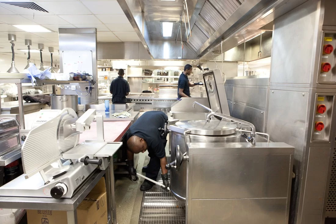 Hiring commercial kitchen cleaning services 1