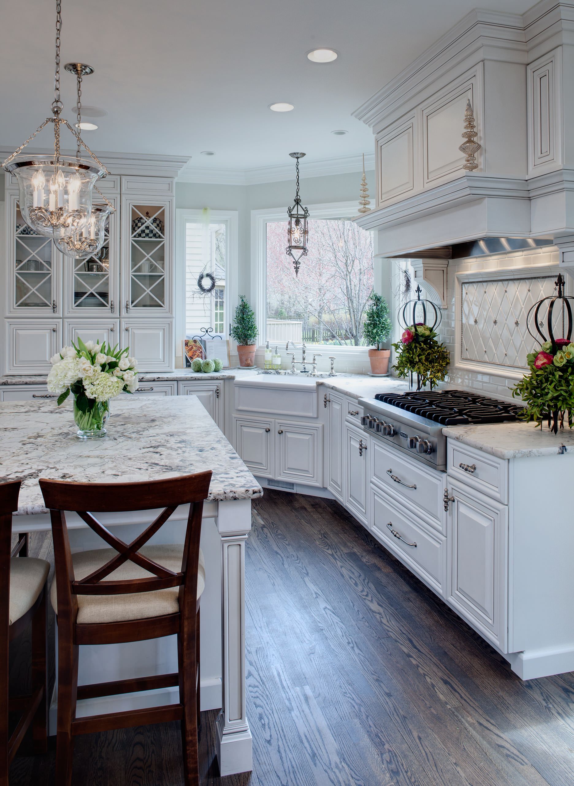 traditional white kitchen cabinets 2